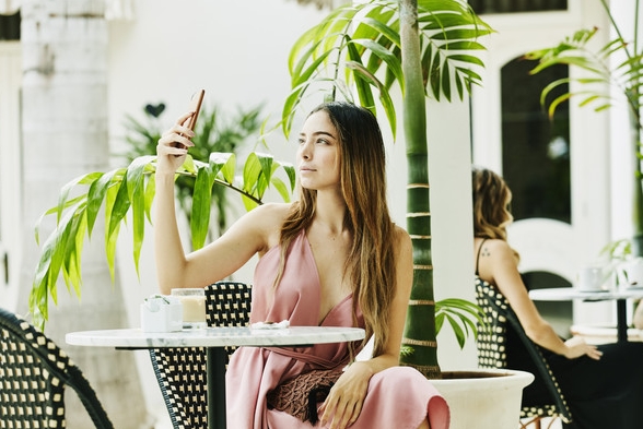 girl taking selfie